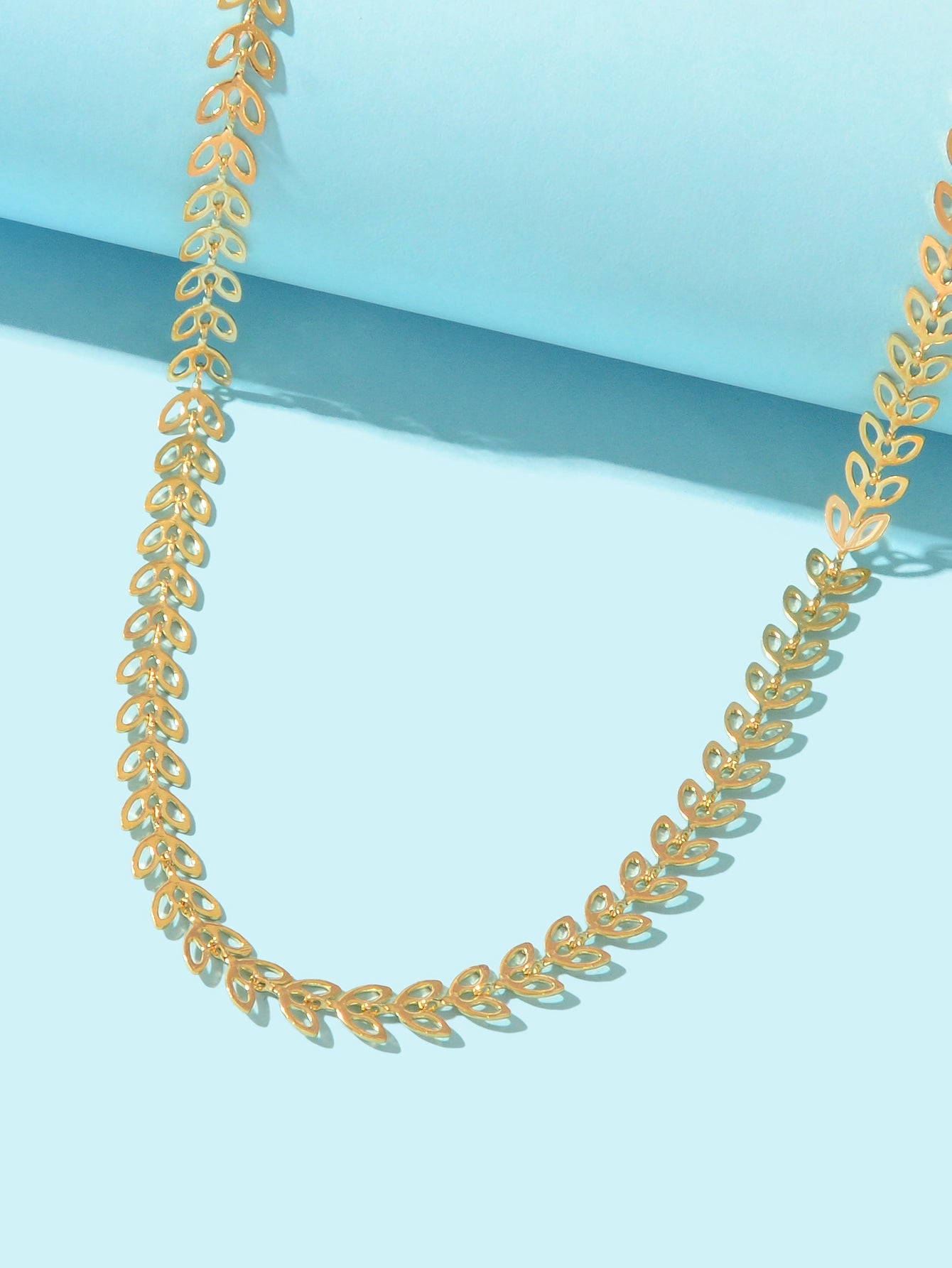Collier Minimaliste Feuille – Chaîne Dorée